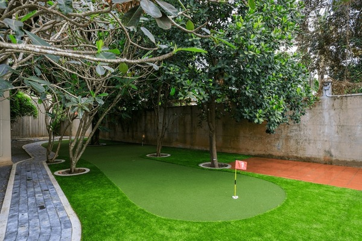 Garden putting green in London