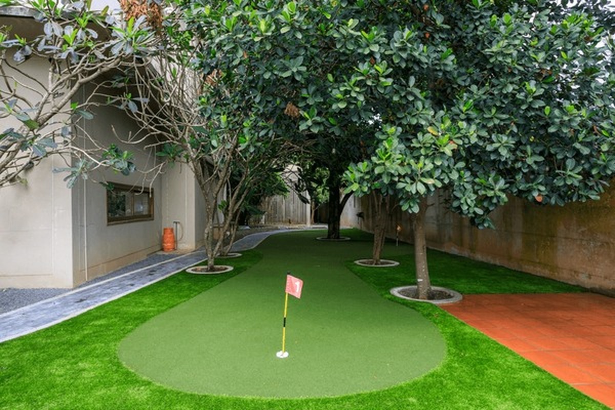 Courtyard putting green in London
