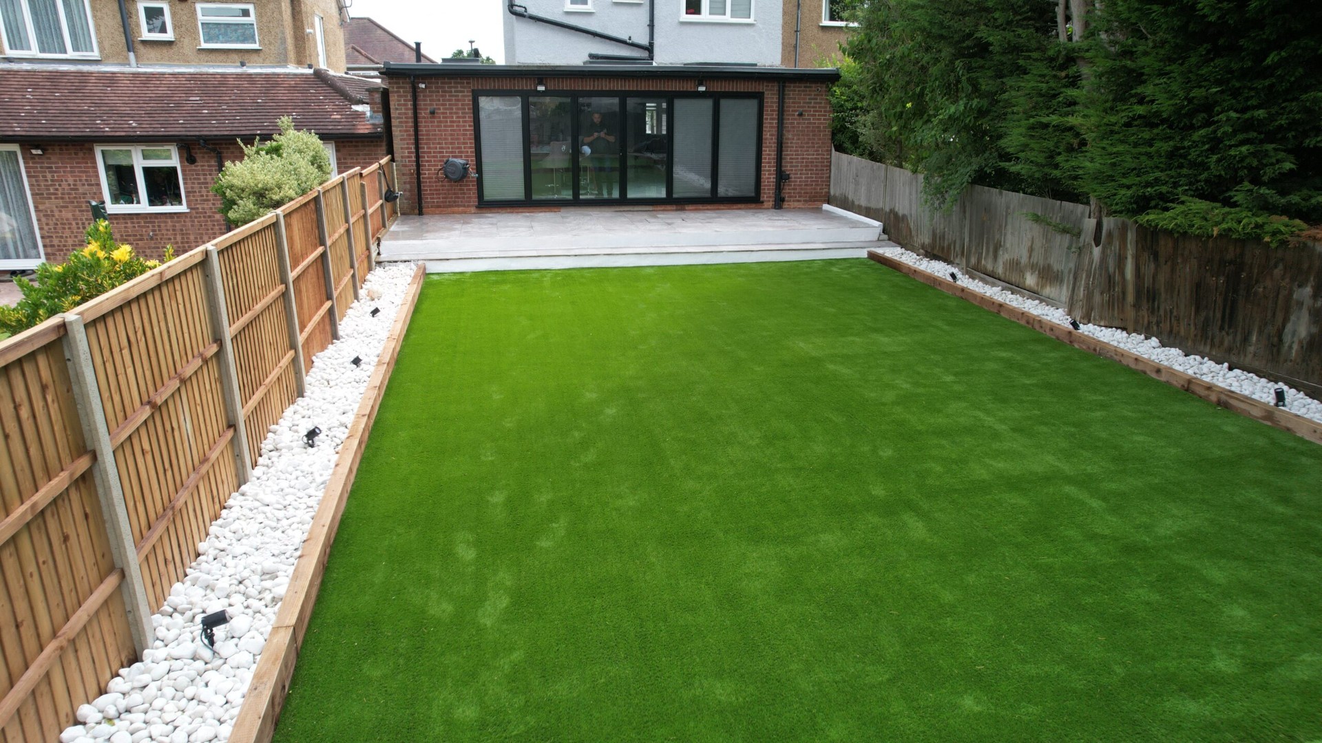 Contemporary garden in Barnet