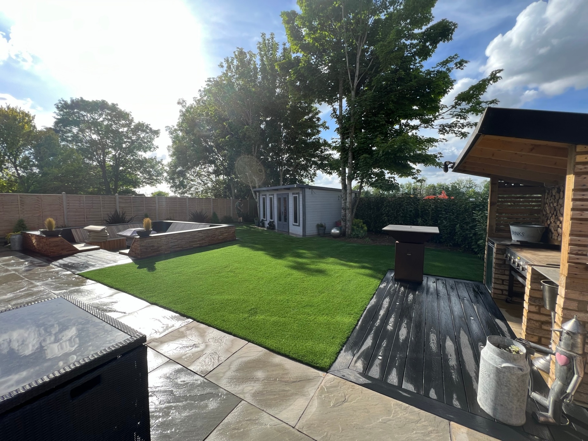 Luxury garden with outdoor kitchen in Houghton Regis