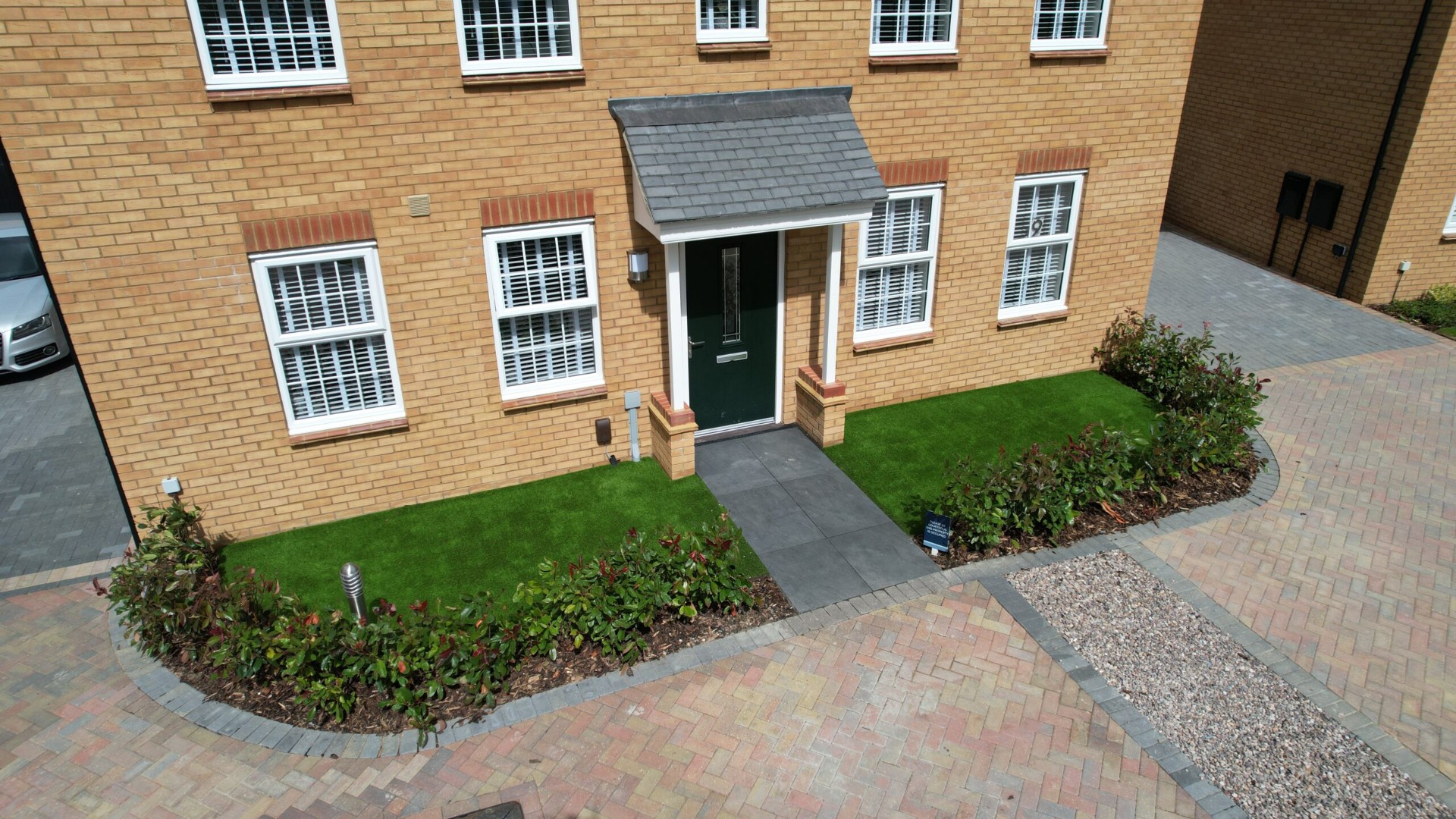Contemporary front lawn in Watford